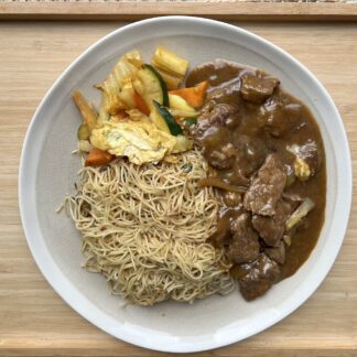 Sauté de boeuf aux oignons et gingembre + garniture au choix