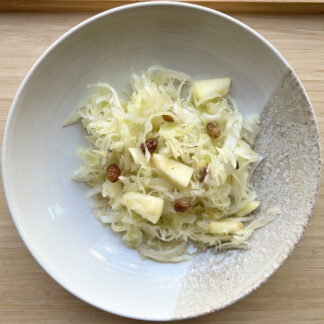 Salade de choux blanc, pommes et raisins